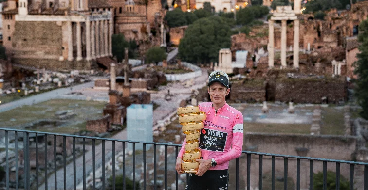 Jonas Vingegaard vence Giro 2026 e mira duelo com Pogacar no Tour